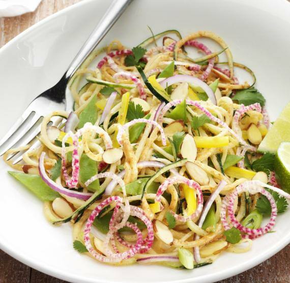 Gemüse-Nudeln auf Teller mit Gabel