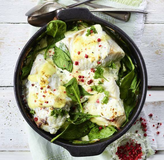 Pfanne mit Fisch und Spinat