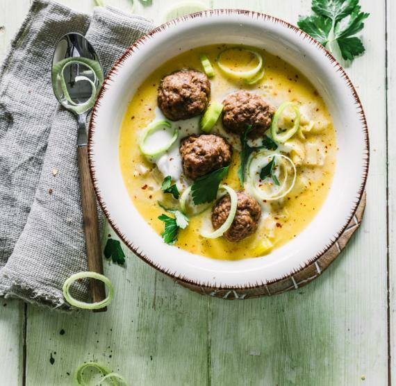 Käse-Porree-Suppe mit Hackbällchen in einer Schale