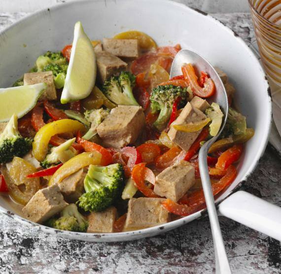 Teller mit Tofu und Gemüse und Glas