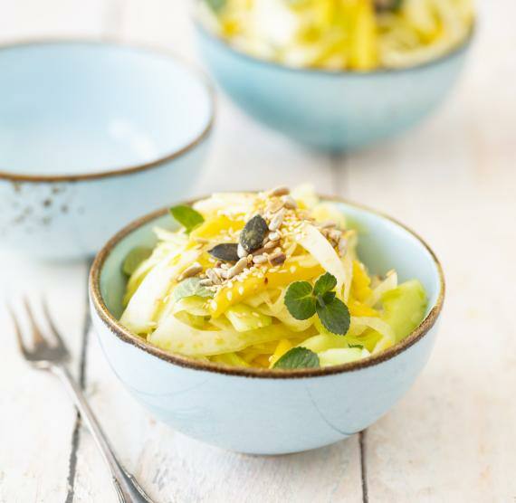 Schüsseln mit Salat