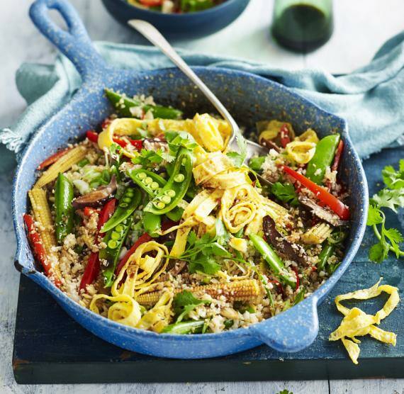 Gebratener Blumenkohlreis mit Gemüse in einer Pfanne