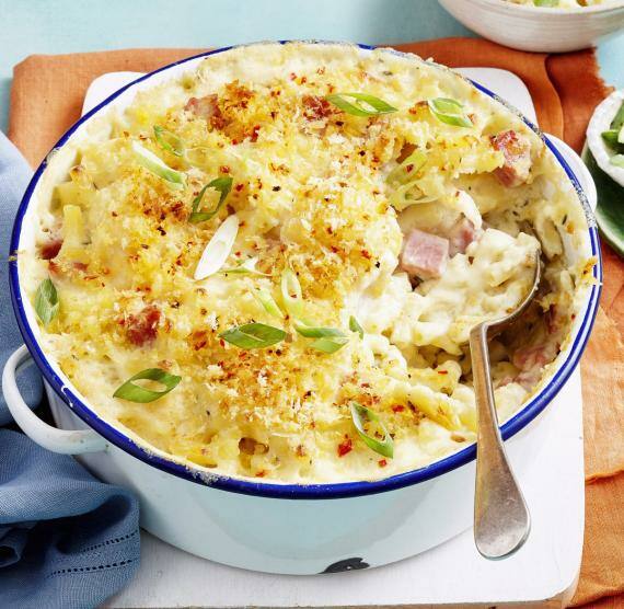 Runde Auflaufform mit überbackenem Blumenkohl