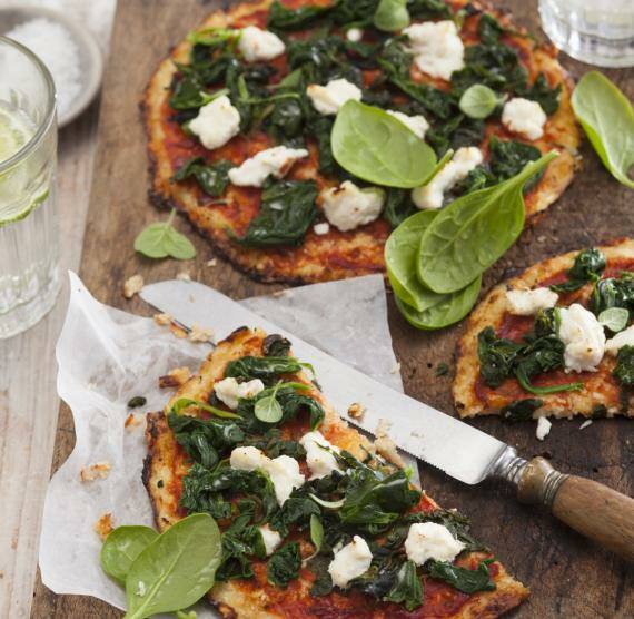 Pizza auf einem Holzbrett