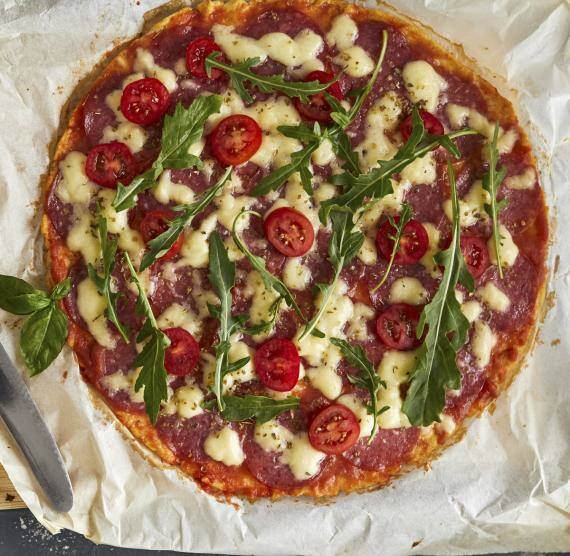 Pizza auf Backpapier