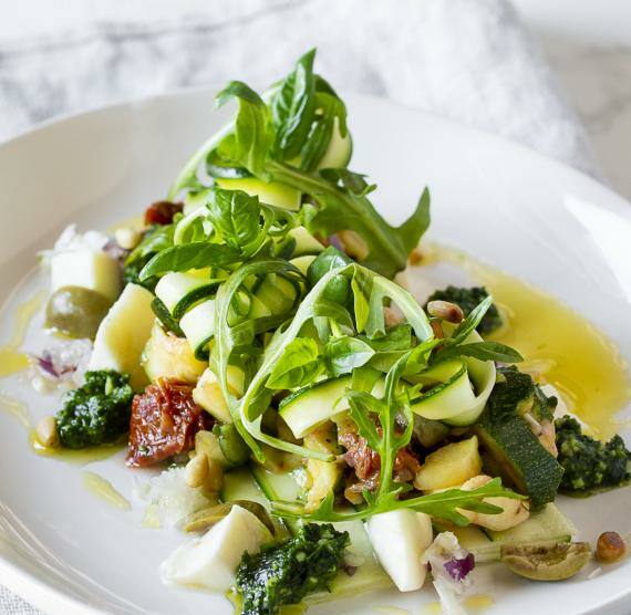 Zucchinisalat auf einem Teller