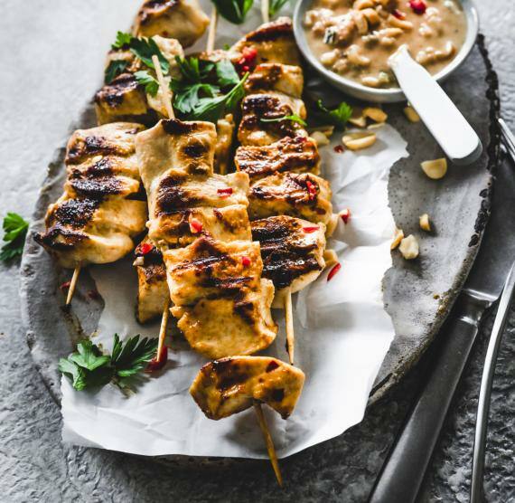 Fleischspieße auf einem Teller