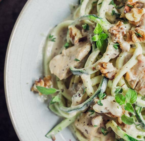 Zucchini-Nudeln auf einem Teller