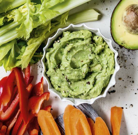 Gemüsesticks und Avocadosauce auf einem Tisch