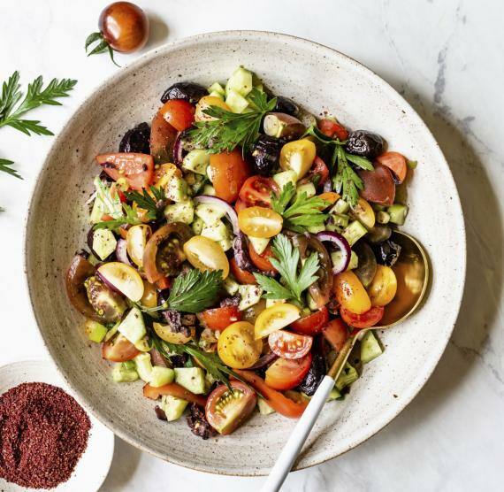 heller Teller mit Tomatensalat und Schale mit Sumak