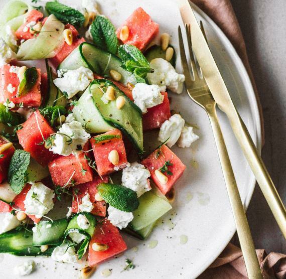 Salat auf einem großen Teller mit Besteck