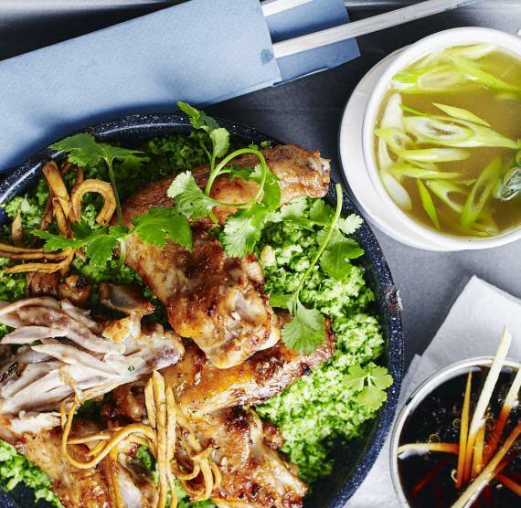 Teller Mit Brokkoli, Chicken Wings, Saucen und Stäbchen