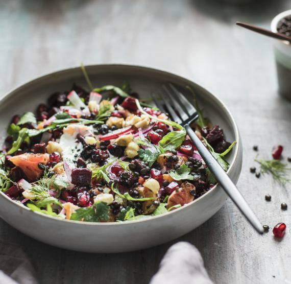 Salat in einer Schüssel mit einer Gabel