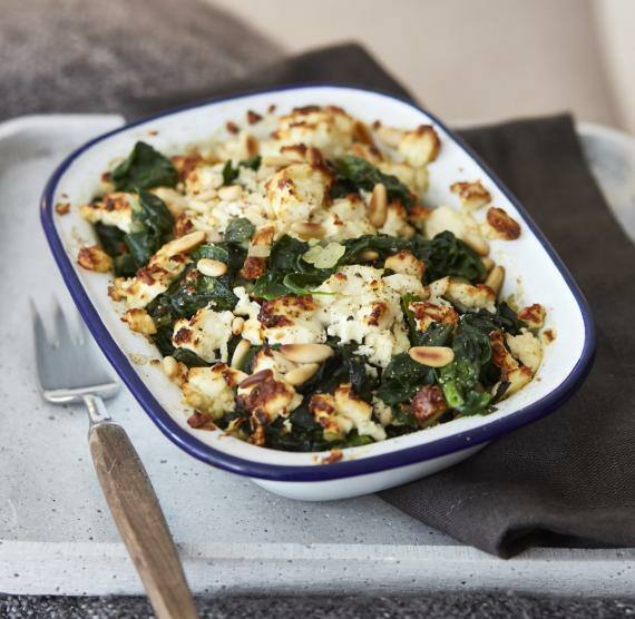 Kleine Auflauform mit Spinat und Käse überbacken