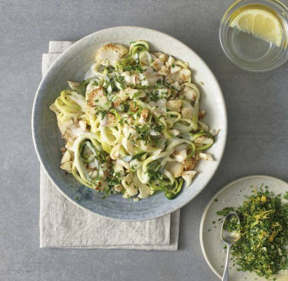 Teller mIt Zucchini-Nudeln und Blummenkohl, Schale mit Zitronenscheibe und Gremolata