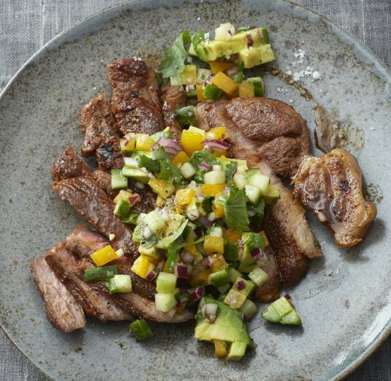 Steak mit Salsa auf zwei grauen, großen Tellern