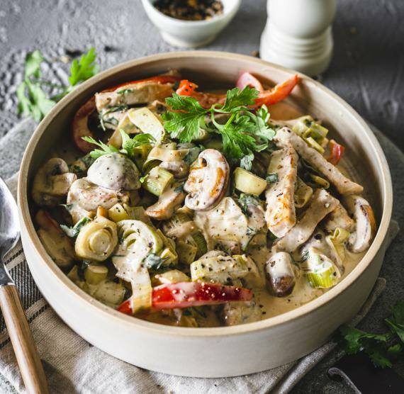 Jägerpfanne mit Schweinfleisch und Champignons in einer Teller