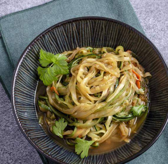 Schale mit Konjak-Nudeln Petarziele und Zucchini auf Tuch