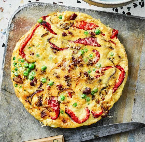 Frittata mit Erbsen, Paprika auf Brett