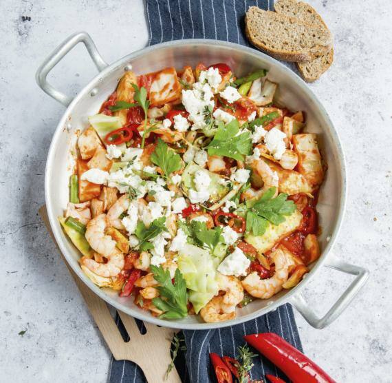 Edelstahl-Pfanne mit Gemüse und Garnelen