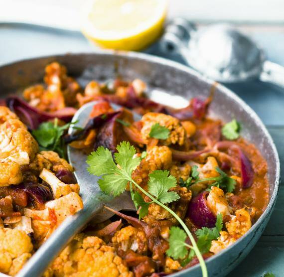 Pfanne mit mariniertem Blumenkohl, roten Zwiebeln und Koriander