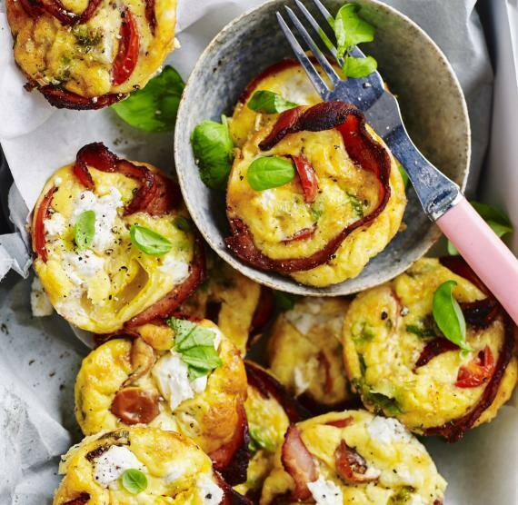 Muffins mit Gemüse und Käse auf einem Teller