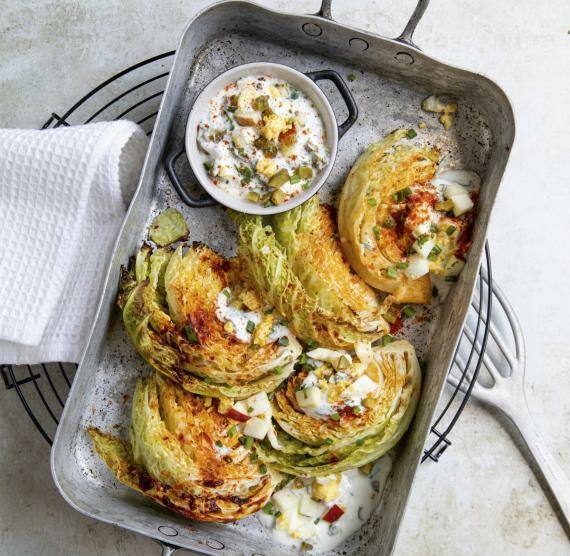 Backblech mit Wirsing und kleiner Schale mit Dip