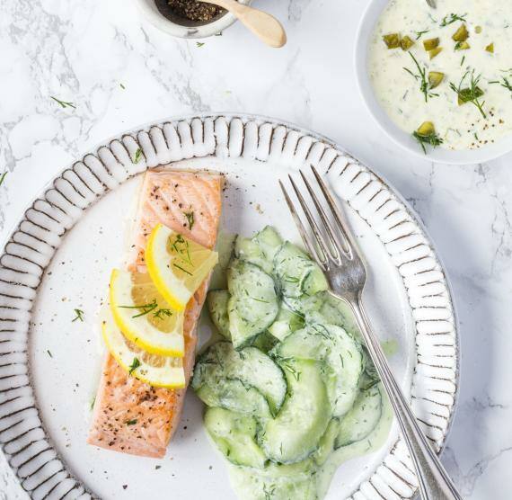 Teller mit Lachs, Gurckensalat und Remoulade