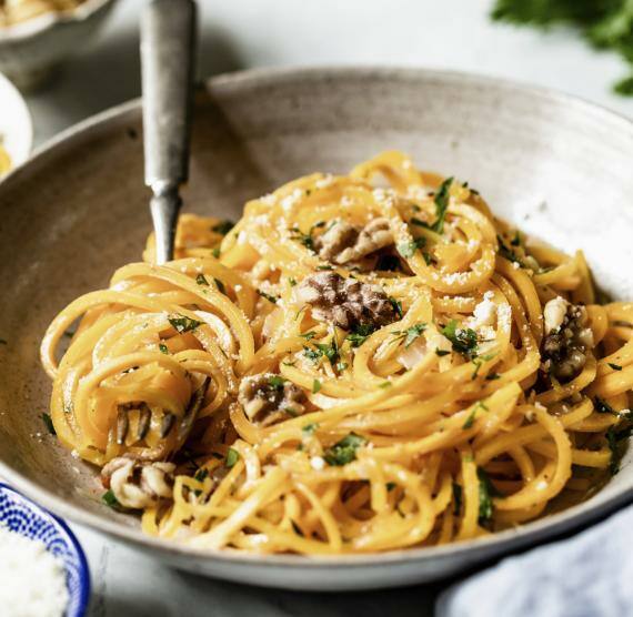 Schale mit Kürbisnudeln mit Walnuss