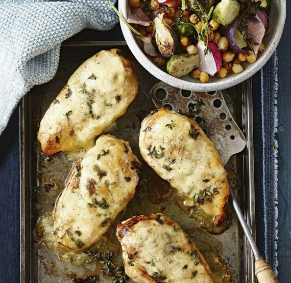 Bläch mit überbackenem Hähnchen mit Rosenkohl-Kichererbsen-Salat