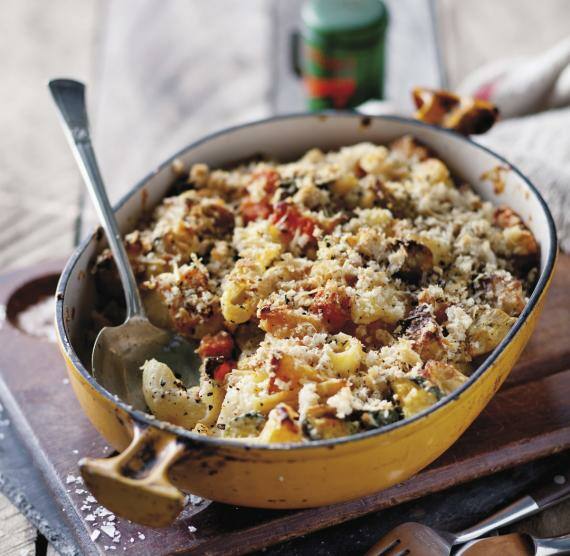 Auflaufform mit Nudeln und Gemüse, überbacken mit Parmesan