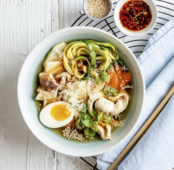 Ramen mit Gemüse in einer Schüssel, serviert mit Stäbchen