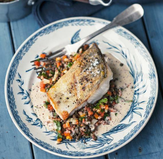 Teller mit Linsensalat mit Fisch und Sauce