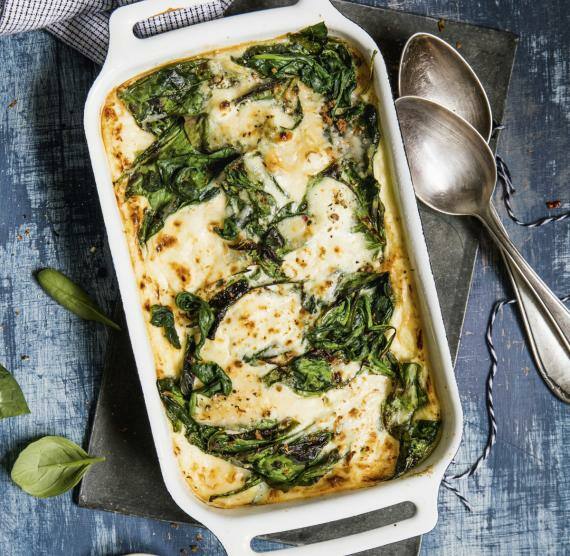Auflaufform mit Spinat, Basilikum und Käse-Mascarpone-Creme
