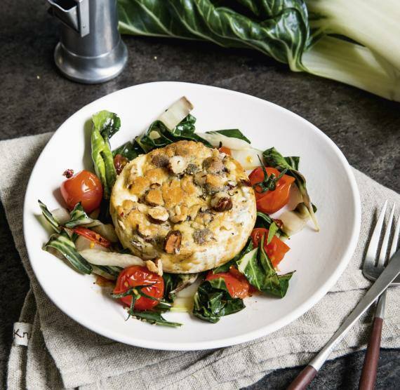 Teller mit paniertem Cammembert und Mangold-Tomaten-Gemüse