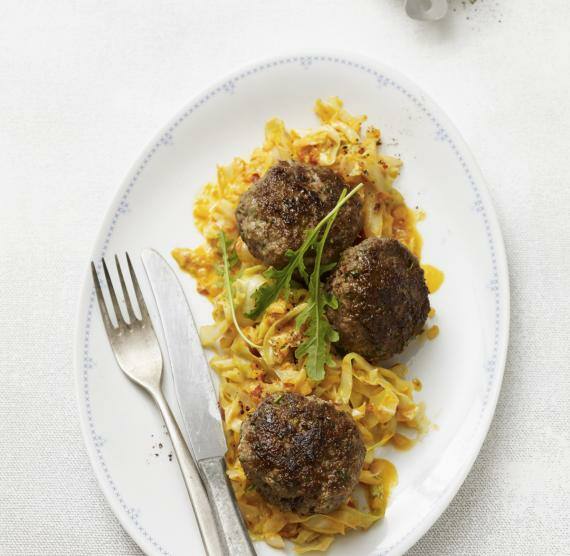 Frikadellen mit Gemüse auf einem Teller