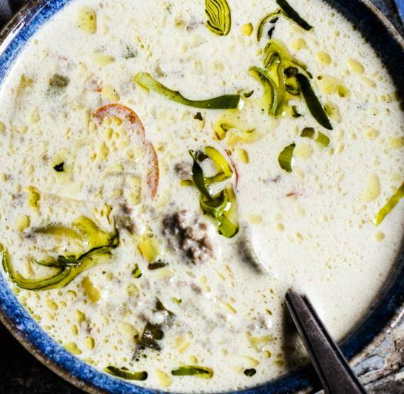 Käsesuppe in einer Schale mit Eiweißbrot