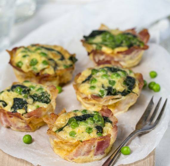 Bacon-Muffins mit Spinat, Erbsen und Ei