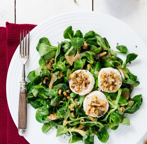 Feldsalat mit Ofen-Ziegenkäse und Walnüssen