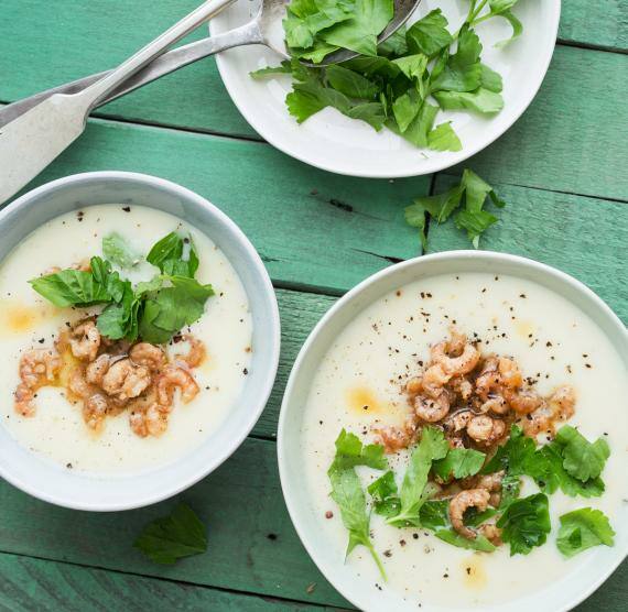 Cremige Kohlrabisuppe mit Krabben