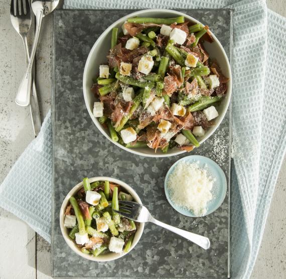 Bohnensalat mit Serranoschinken und Parmesan