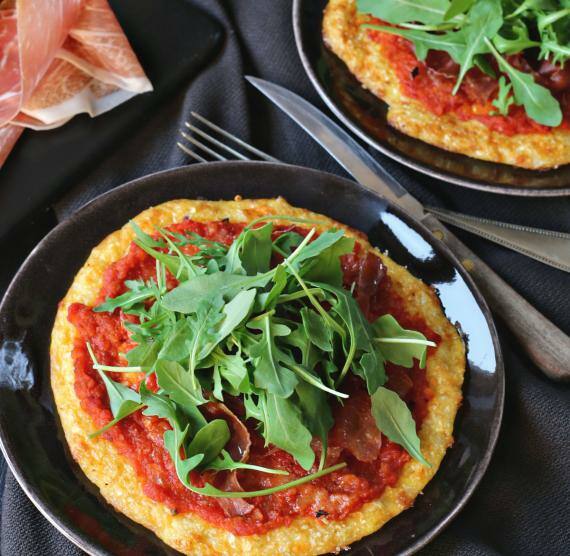 Blumenkohl-Pizza mit Parmaschinken und Rucola
