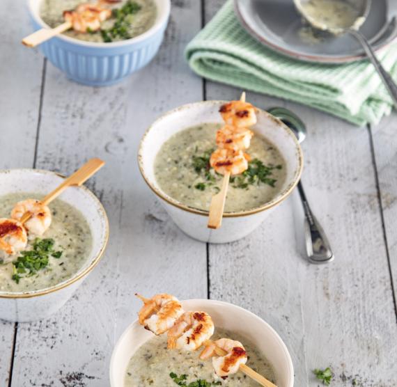 Mangold-Wirsing-Suppe mit Garnelenspießen