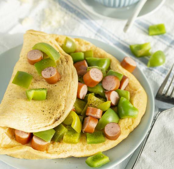 Parmesan-Omelett mit Würstchen und Paprika