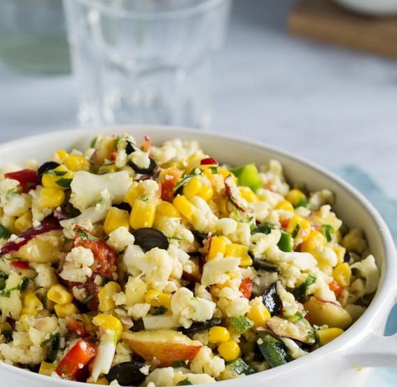 Schneller Blumenkohlsalat mit Paprika und Apfel
