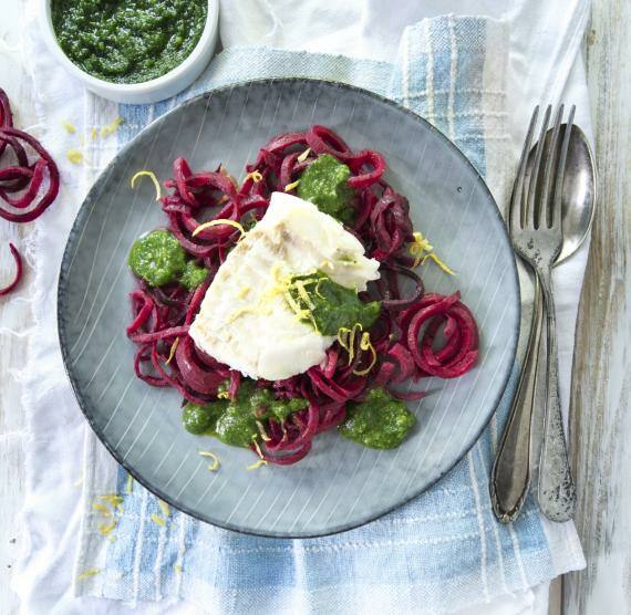 Rote Bete-Spaghetti mit Kabeljau und Zitronen-Dill-Pesto