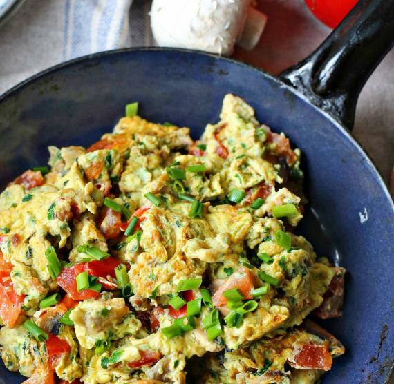 Rührei mit Champignons und Tomaten