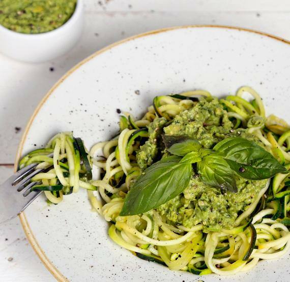Zucchini-Spaghetti mit grünem Pesto