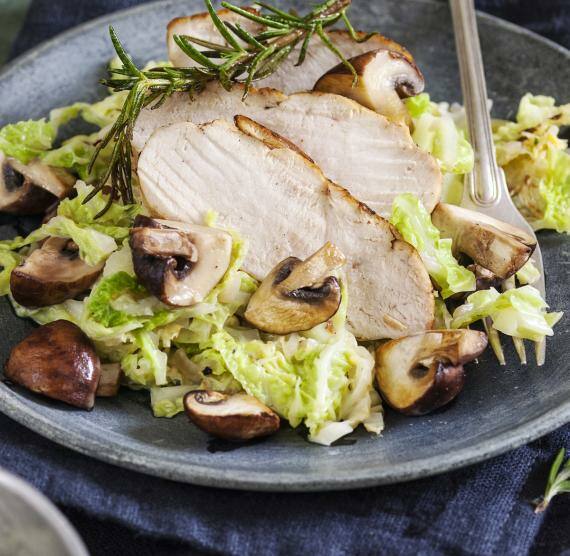 Tasse und Teller mit Wirsing und Pilzen und Telle