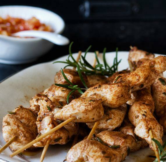 Hähnchenspieße mit feurigem Tomaten-Orangendip